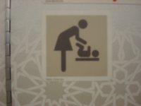 Meja lipat untuk bayi di toilet