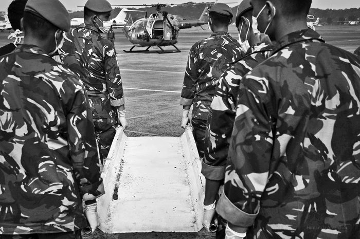 Tim gabungan TNI, POLRI, PMI dan Basarnas bersiap mengambil jenazah korban kecelakaan pesawat Sukhoi Superjet 100 dari helikopter Bolkow MBO-105 di bandara Halim Perdana Kusuma Jakarta (Himanda Amrullah Photo for DISPEN TNI-AU)