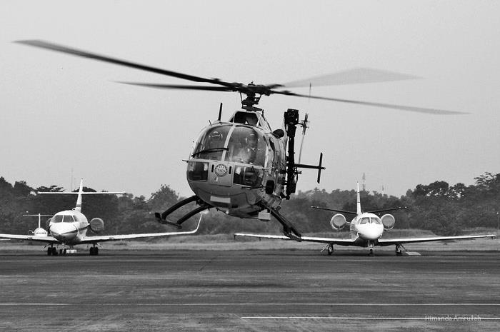 Helikopter Bolkow MBO-105 milik Basarnas lepas landas dari apron Bandara Halim Perdana Kusuma Jakarta untuk melakukan evakuasi korban jatuhnya pesawat Sukhoi Superjet 100 (Himanda Amrullah Photo for Dispen TNI-AU)